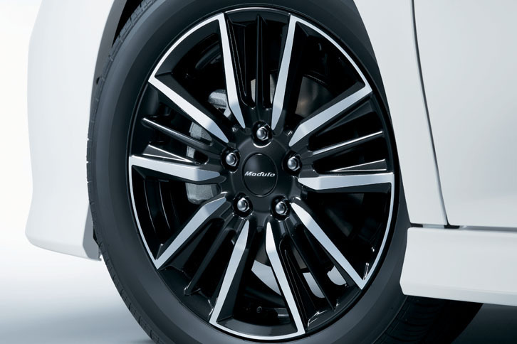 専用の17インチアルミホイールが、引き締まった印象を与える。