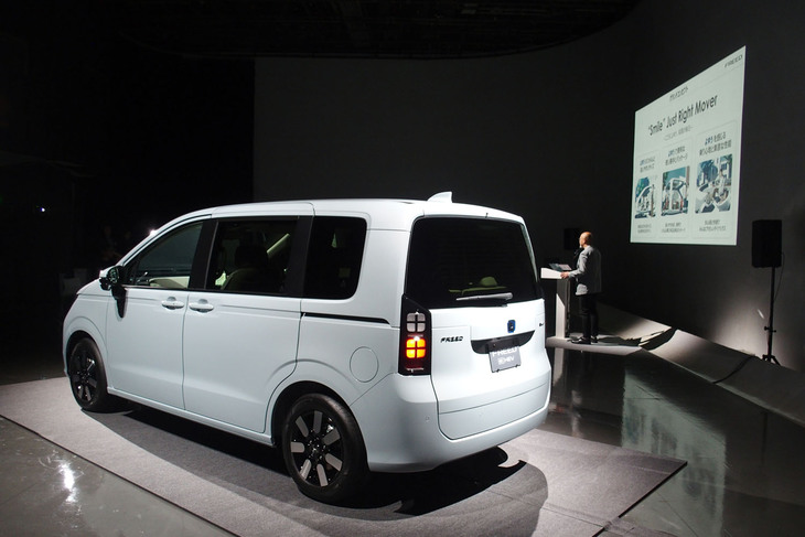 ホンダ・フリードe：HEVエアーEX（リアビュー）