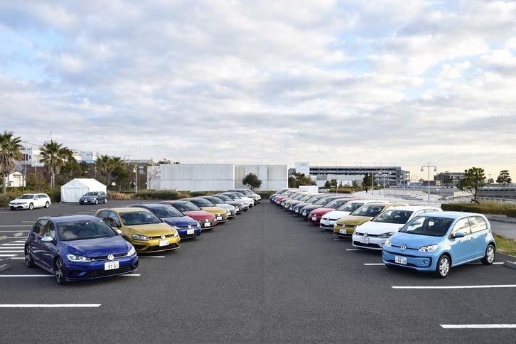 ずらりと並んだフォルクスワーゲンのオールラインナップ。全13車種24台が試乗に供された。