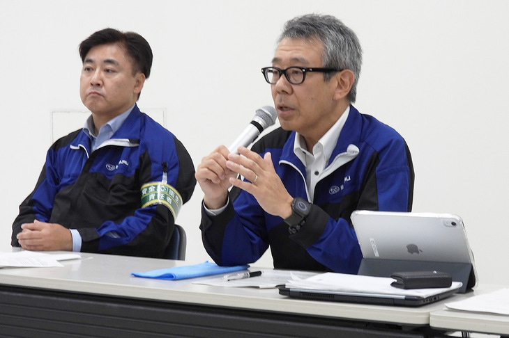 工場見学後の質疑応答の様子。次世代の生産技術では、ライン上にクルマを流すのではなく、治具を載せた自動搬送車を走らせてクルマを組み立てていくことも検討しているという。