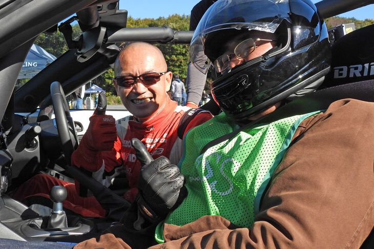 同乗体験の枠では、河本晃一選手（写真左奥）のドライビングを助手席で体験。