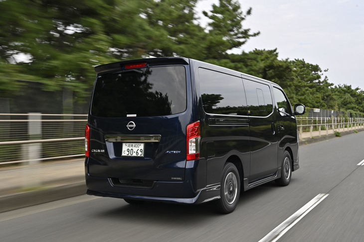 2000rpm以上の回転域で力強い加速を体感させる2.4リッターの直4ディーゼルターボエンジン。7段化されたATにより、100km/h巡行時のエンジン回転数は従来型よりも400rpmほど下がり、約1850rpmとなっていた。