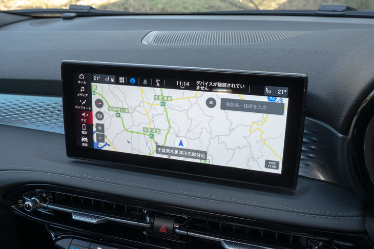 ダッシュボードに備わる10.25インチのタッチスクリーン。ナビゲーションシステムやオーディオなどの機能が備わり、またApple CarPlayやAndroid Autoといった携帯端末のミラーリング機能にも対応している。