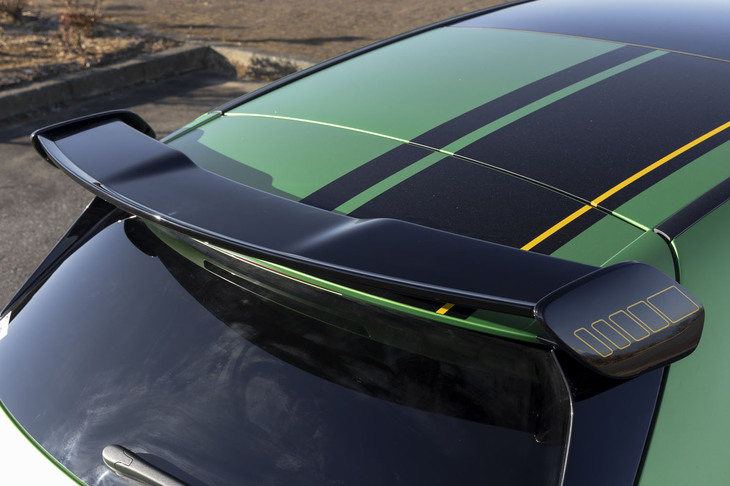 リアには固定式のリアウイングを装備。スタンダードな「A45」と同じルーフスポイラーの上に2階建てで備わっている。