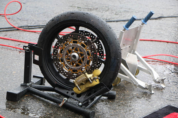 フロントタイヤはブレーキキャリパーごと交換されるのだが、バイクに装着する前の段階では、ブレーキキャリパーは固定されていない。そのため、傷や破損を防ぐため、スポンジを挟んで仮固定してある。