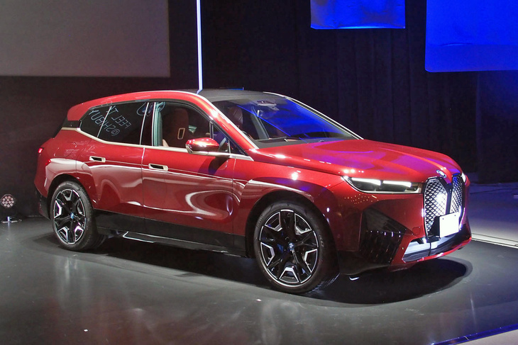 2020年11月に発表された「BMW iX」。SUVタイプのEVで、BMWのEV製品群の最上級モデルにあたる。