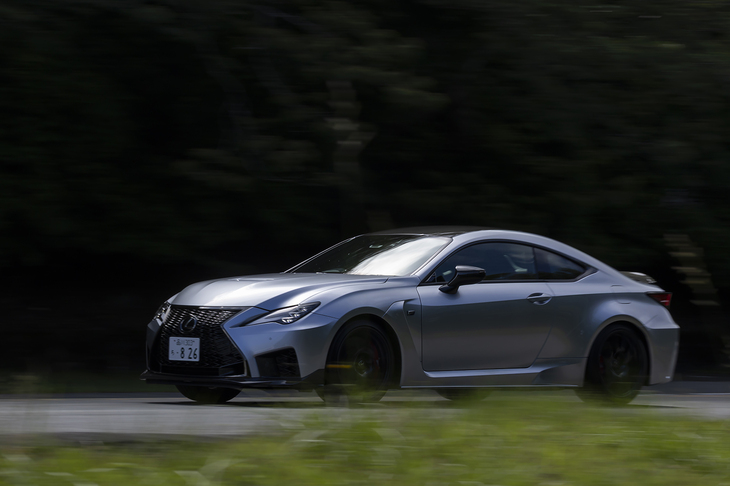 かつては「IS F」「GS F」なども販売されていたが、現行のレクサスのFモデルは「RC F」のみ。代わりに“Fスポーツ”より上のポジションの“Fスポーツ パフォーマンス”が「IS」「RX」に設定されている。