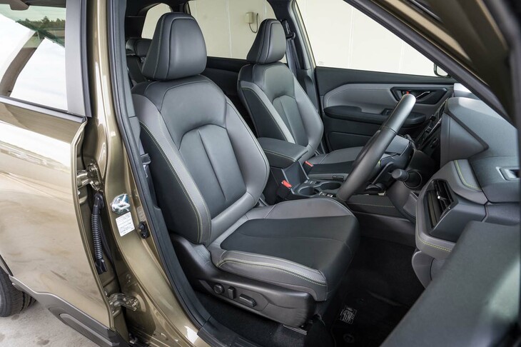 シート表皮は「スポーツ」がウルトラスエードと合成皮革のコンビ、「X-BERAK」（写真）がはっ水ポリウレタンと合成皮革のコンビ、「プレミアム」がはっ水ファブリックとはっ水トリコットのコンビで、同グレードのみオプションで本革シートも選べる。