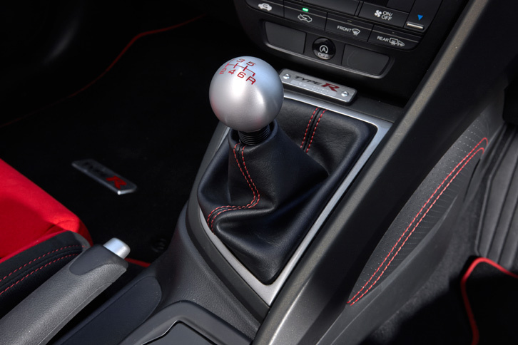 「タイプR」の伝統ともいえるアルミ製のシフトノブ。新型「シビック タイプR」には、専用に設計されたクロスレシオの6段MTが搭載される。