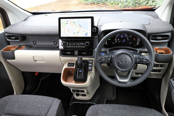 上級グレード「ハイブリッドZ」のインストゥルメントパネルまわり。ダッシュボード上面にもグローブボックスを設けるなど収納は豊富で、また今どきのクルマらしく、各所にUSBポートが設置されている。