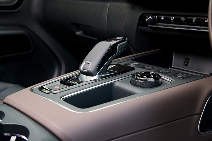 トランスミッションにはグループPSA内で広く用いられているアイシン・エィ・ダブリュ製の8段AT「EAT8」を採用。通常の走行モードのほかに「エコ」と「スポーツ」が設定される。