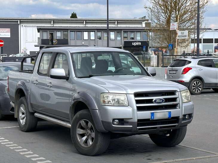 これはマツダの海外市場向けトラック「BT-50」ベースの「フォード・レンジャー」。2006年から2011年まで生産され、欧州でも販売された。2023年4月シエナ郊外で撮影。