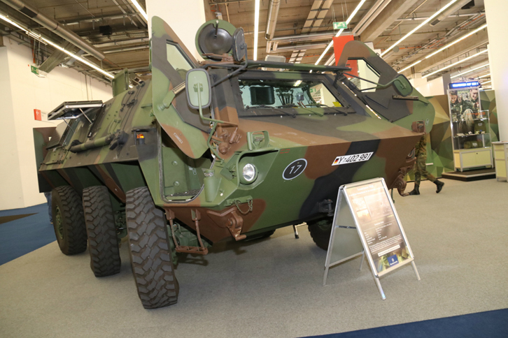 フランクフルトモーターショーには、連邦国防軍のブースもある。これは「フクス甲兵員輸送車（トランスポルトパンツァー）」。7.62mm機関銃を3基装備している。