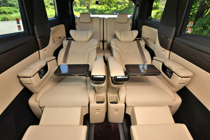 シートバックを最大限に倒し、オットマンとテーブルを展開したところ。腰を下ろすとなんだか偉くなったような気分に浸れる。