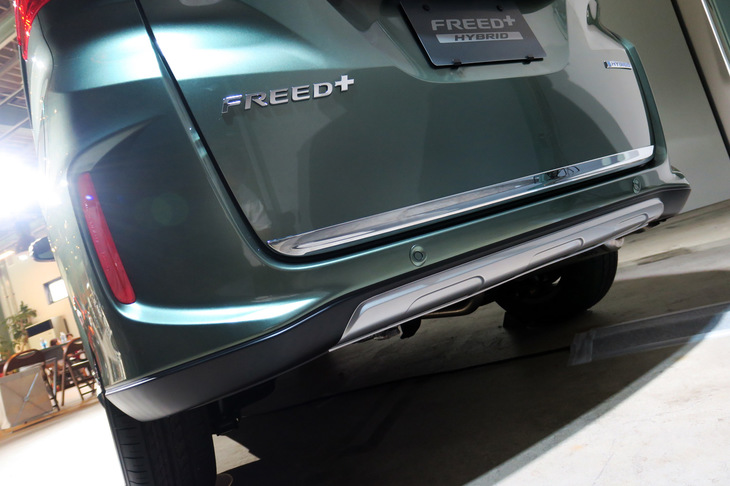 ホンダ・フリード＋ ハイブリッド クロスター ホンダアクセス用品装着車（4WD）(テールゲートガーニッシュ）