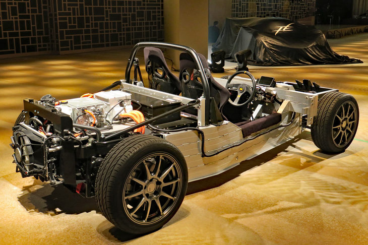 「トミーカイラZZ」のランニングシャシー（手前）と、アンベールを待つ「アポロ・インテンサエモツィオーネ」（奥）。