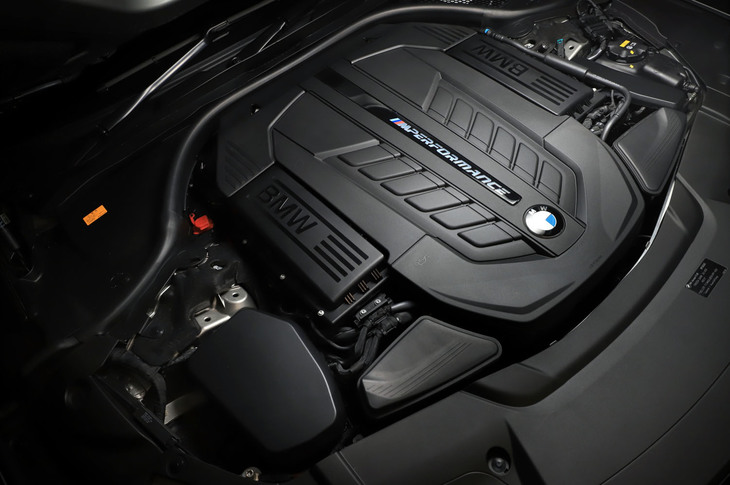 BMW M社がチューニングを施した、6.6リッターV12ツインターボエンジン。609PSの最高出力と850N・mの最大トルクを発生する。