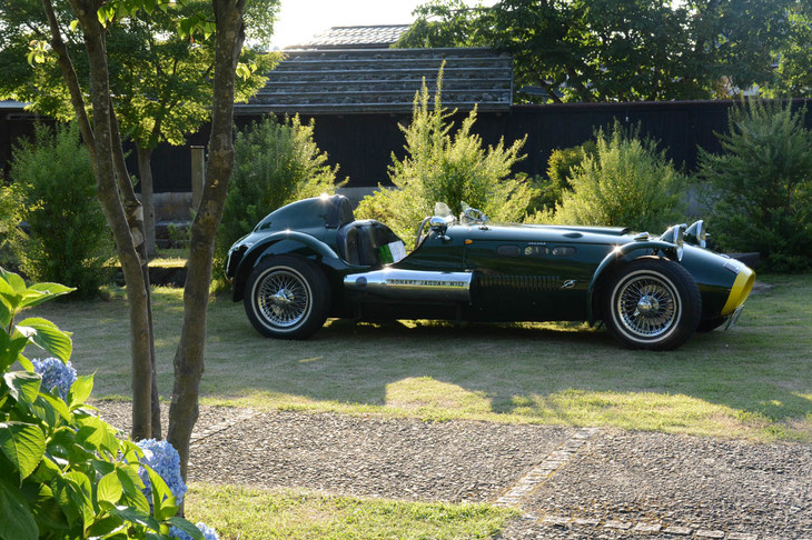 今回の参加車両のなかでも特に珍しい「ロナート・ジャガー」。英国のカービルダー、ロナート社が1940～1950年代のレーシングカーへのオマージュとしてデザインした車体に、ジャガーのコンポーネンツを組み込んで少数を製作したものである。