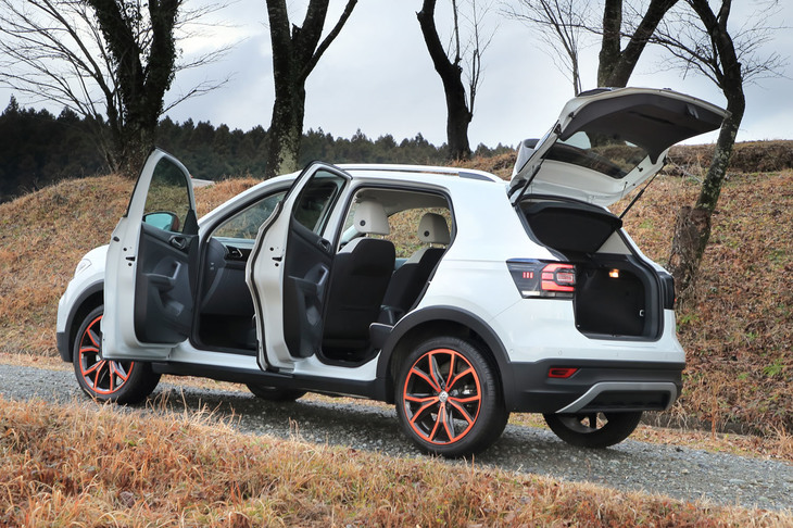 前後左右のドアと、リアのハッチゲートを開けた様子。前後のドアは90度近くまで開き、乗り降りがしやすい印象だった。ハッチゲートを開けた際の高さは2041mm（欧州仕様車の参考値）となっている。