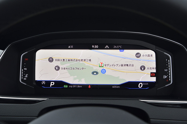 従来の機械式メーターに代わるデジタルメーター「Digital Cockpit Pro（デジタルコックピットプロ）」。ステアリングホイールに設けられたスイッチで画面デザインの切り替えが行える。