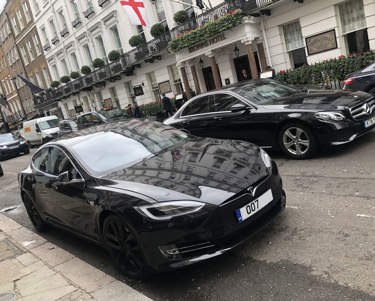 と思いきや、こちらのテスラは、本当に「007」の番号入り。2019年3月、ロンドンにて。