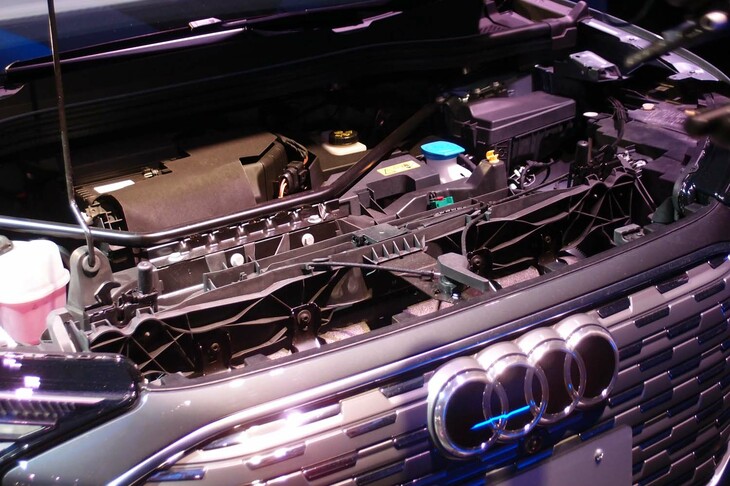 アウディQ4 40 e-tron Sライン（フロントボンネット下部の機器類）