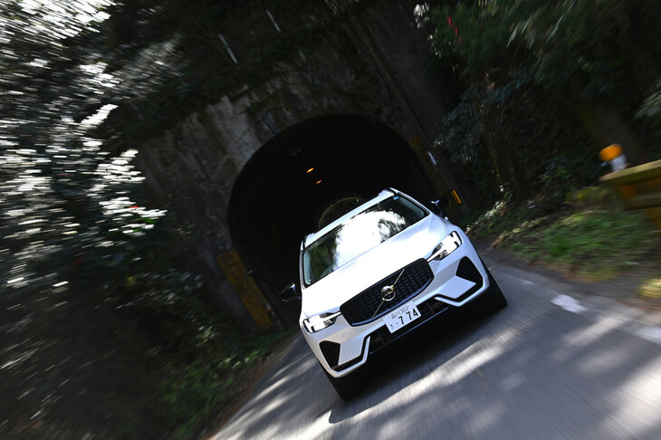 ボルボXC60リチャージ アルティメットT6 AWDプラグインハイブリッド（フロントビュー）