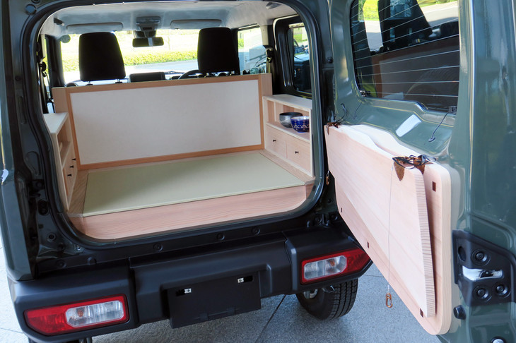 パーティションの上部を格納し、テールゲートの棚をたたんだ状態。