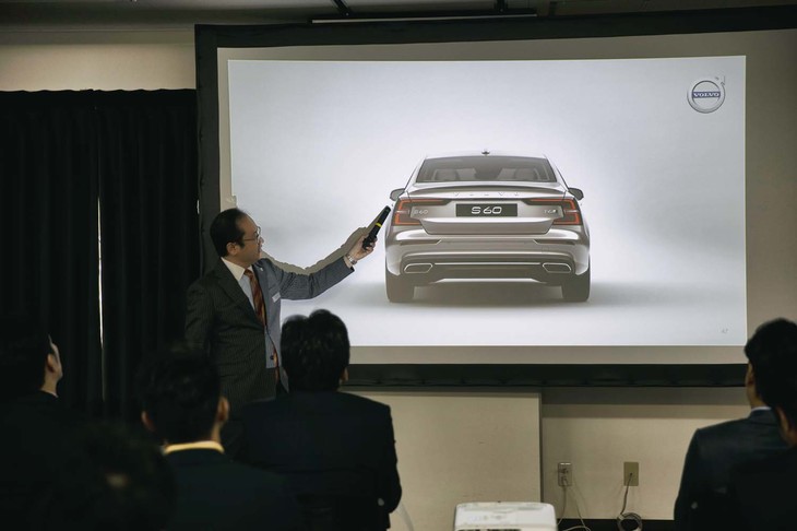 ボルボのリサーチによれば、セダンのオーナーが理想とするのは2ドアのスポーツクーペ。ライフステージが変化しても、重心の高いクルマへの移行は受け入れられないのだ。