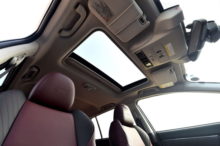 電動のスライド機構とチルト機構が備わるサンルーフ。8万6400円のオプションとして選択できる。