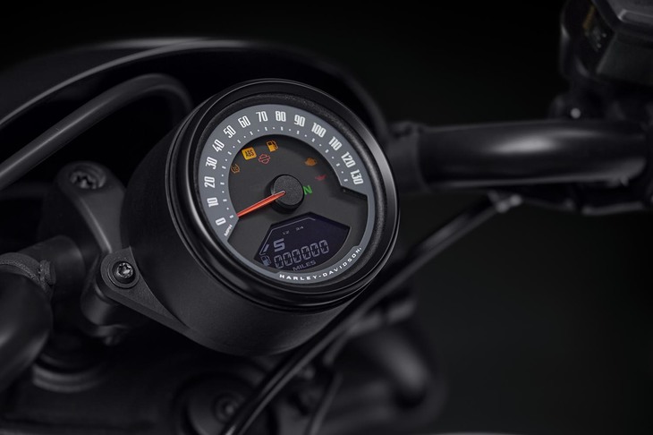 マルチファンクションLCDディスプレイ付きのスピードメーター。