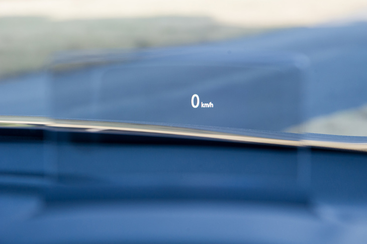 「M」を除く2グレードに装備される、ポップアップ式のヘッドアップティスプレイ。ドライバーの視線移動を減らすことで安全運転をサポートする。