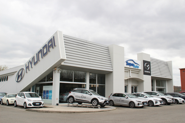 シエナ県のヒュンダイ販売店「スーペルアウト」。2006年からマツダ車も併売している。社屋は以前、家具工場だったという。