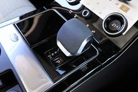 トランスミッションは8段AT。初期はダイヤル式だったシフトセレクターは、写真のようなノブ型に変更されている。