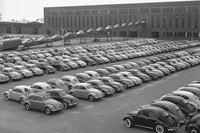 復興期のドイツの自動車産業を支えたのは、“ビートル”こと「フォルクスワーゲン・タイプ1」だった。信頼性や経済性の高さから、世界中で人気を博した。