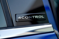 「メガーヌGT」には、後輪を前輪と同方向または逆方向に切ることで旋回性や走行安定性を高める「4コントロール」システムが搭載されている。写真はBピラー部に見られるエンブレム。