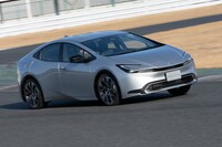 まずは「プリウスPHEV」のプロトタイプでサーキットコースへ。まだ細かな諸元は不明だが、システム出力は223PSと明かされている。
