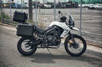 オフロードはもちろん、ロングツーリングにも重宝されるアドベンチャーモデル。「タイガー800XCA」にも、クルーズコントロールやグリップヒーター、シートヒーター、USBおよび12V電源ソケットなど、さまざまな装備が用意されている。