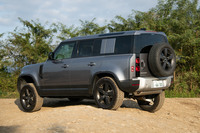 リジッドアクスルと比べて路面追従性が不利とされる4輪独立懸架だが、新型「ディフェンダー」はご覧の通り。ホイールトラベルの大きな足まわりが、しっかりタイヤを接地させている。