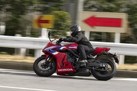 「E-Clutch」では、センサーから届く車速、エンジン回転数、スロットル開度、ギアポジション、シフトペダル荷重などの情報をもとに、変速時にエンジン（点火時期や燃料噴射など）とクラッチを協調制御。違和感のないスムーズな作動を実現している。