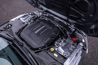 フロントに搭載される5リッターV8スーパーチャージドエンジンは、最高出力450PS/6600rpm、最大トルク580N・m/2500-5000rpmを発生。トランスミッションは8段AT、駆動方式はAWDのみの設定となる。