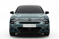 グリル中央のダブルシェブロンから左右に伸びたラインがV字型のシグネチャライトにつながっている。