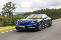 「ポルシェ・タイカン」は100％電気自動車でありながら、「ターボ／ターボS」という名のグレードが設定されている。