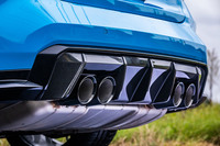 高回転域でエキサイティングなサウンドを奏でる、4本出しのテールパイプフィニッシャー。カーボン製のリアディフューザーは、オプションの「Mカーボンエクステリアパッケージ」に含まれるアイテムとなる。