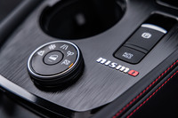 ドライブモードが「SPORT」「AUTO」「ECO」の3つなのは標準モデルと変わらないが、SPORTとAUTOモードにはNISMO専用のチューニングが施される。この両モードでは4WDの後輪駆動配分も専用化。ドライバーの意図に合わせた走りが味わえる。