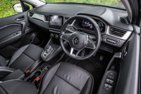 インテリアの基本デザインは、従来型の純ガソリン車と共通。ダッシュボード中央部に、7インチサイズの液晶ディスプレイを用いたマルチメディアシステム「EASY LINK」が組み込まれている。