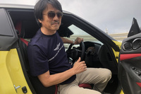 新型「フェアレディZ」のシートポジションは意外なほど高く、まるで乗用車みたいだった。1315mmの全高は、スポーツカーとして見れば比較的高いほうになるが、初代モデルとは違って車高がノーマルでも全然カッコいい。