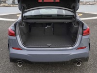 荷室の容量は5人乗車時で430リッター。長尺物の積載には後席を倒すことで対応できる。