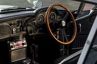 「アストンマーティンDB5」のインテリア。劇中車には、ナビシステムや携帯発信器、助手席射出シートなどが装備されていた。