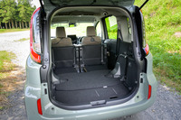 3列目シートは2列目の座面の下にある。収納した姿は美しいが、収納と展開を日常的に繰り返すのはなかなか大変だ。